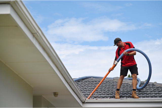 Carmel Gutter cleaner cleaning house gutters